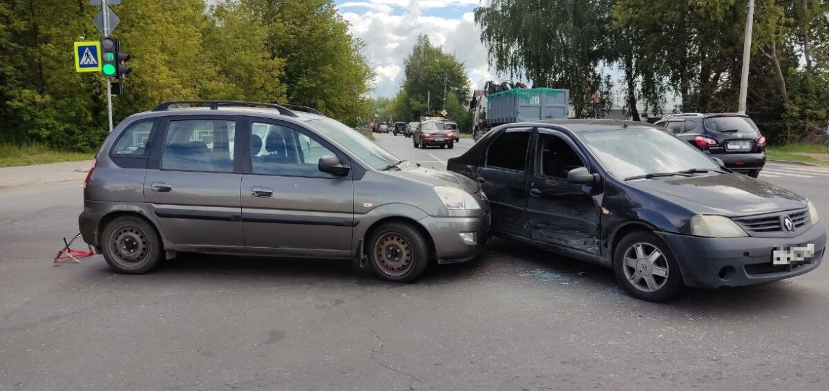 Один человек пострадал в столкновении двух иномарок на перекрёстке в Твери Один человек пострадал в столкновении двух иномарок на перекрёстке в Твери