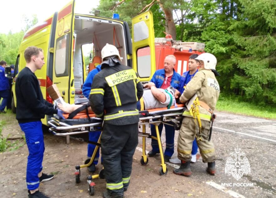 В Тверской области сотрудники МЧС ликвидировали последствия ДТП с пострадавшим В Тверской области сотрудники МЧС ликвидировали последствия ДТП с пострадавшим