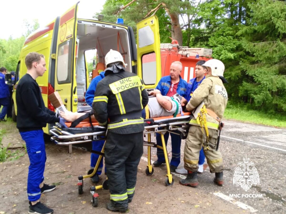 В Тверской области сотрудники МЧС ликвидировали последствия ДТП с пострадавшим