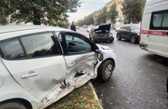 Один человек пострадал в столкновении двух легковых автомобилей в Твери Один человек пострадал в столкновении двух легковых автомобилей в Твери