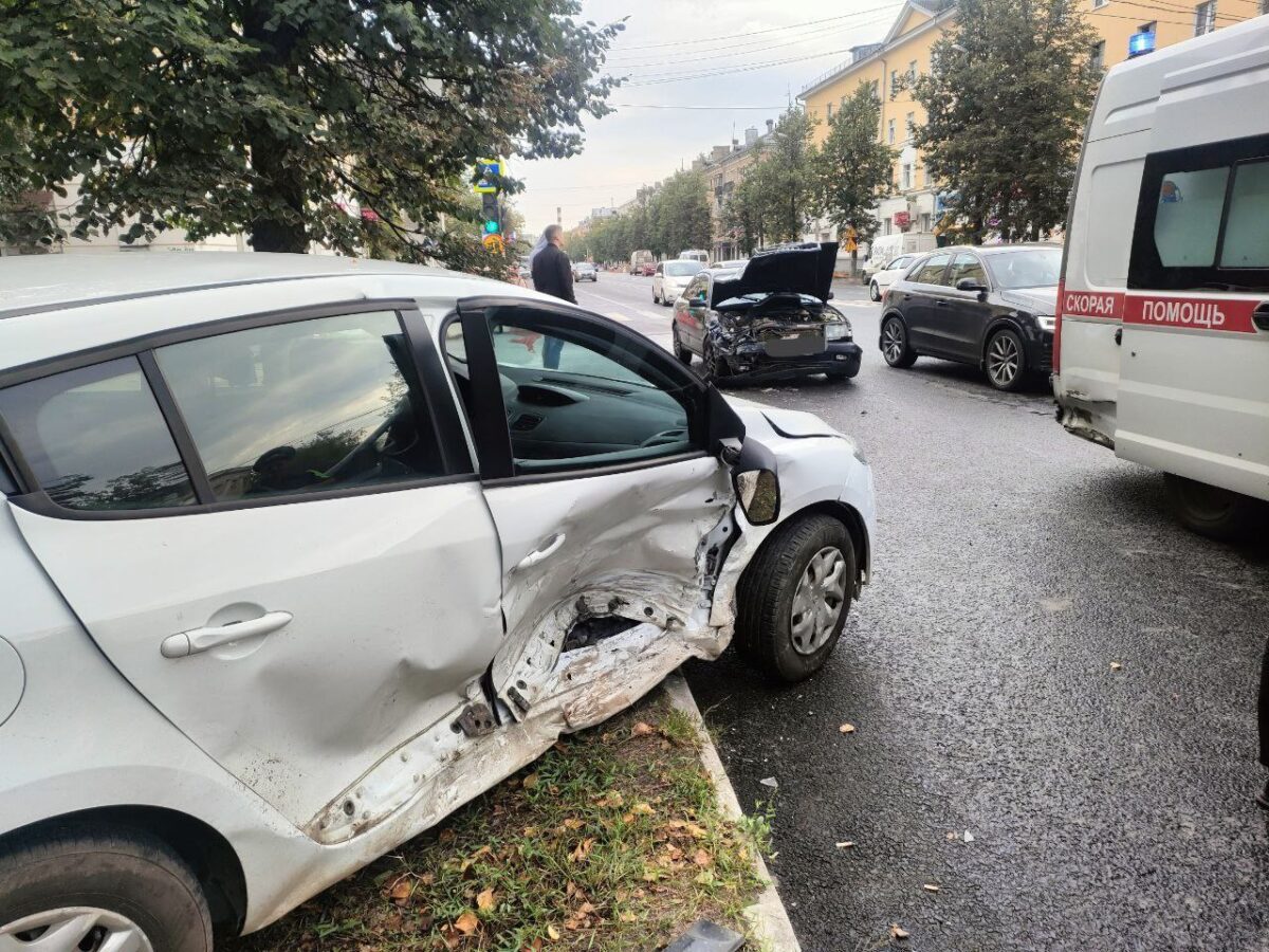 Один человек пострадал в столкновении двух легковых автомобилей в Твери