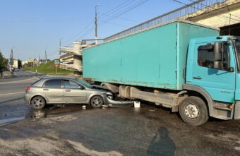 Девушка и ребёнок пострадали в столкновении "Шевроле" и "Мерседеса" в Твери