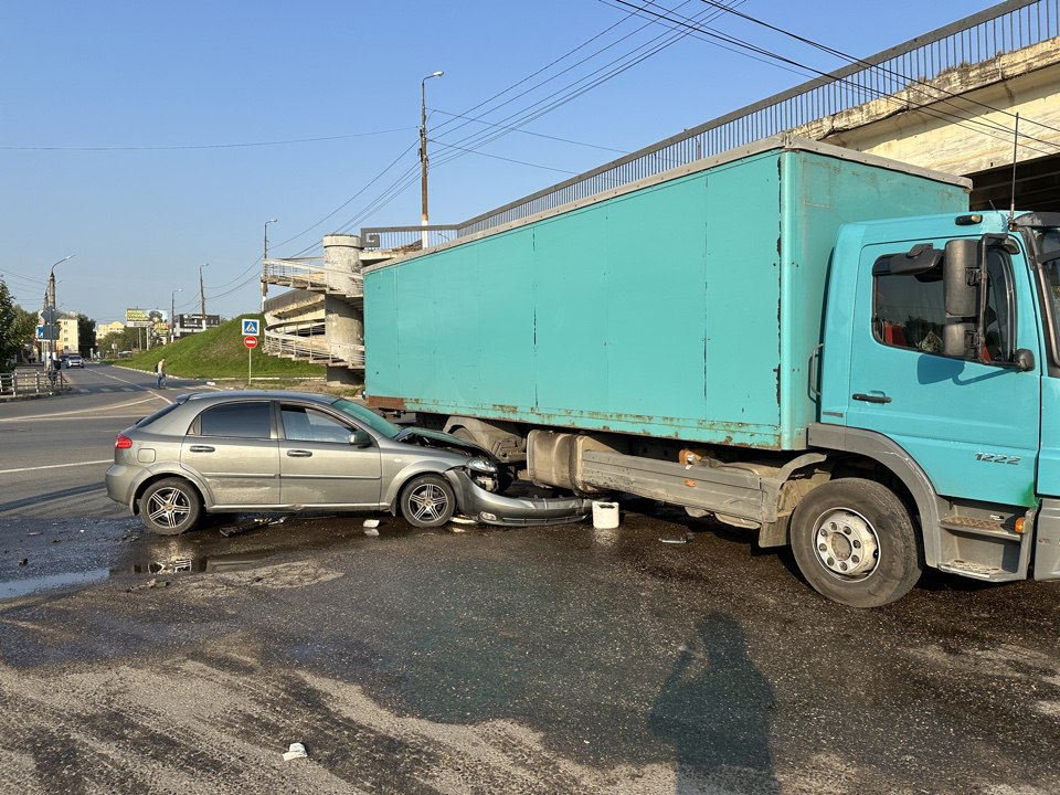 Девушка и ребёнок пострадали в столкновении "Шевроле" и "Мерседеса" в Твери