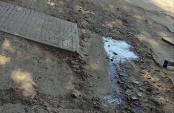 Жители Твери падают на разбитых тротуарах Жители Твери падают на разбитых тротуарах