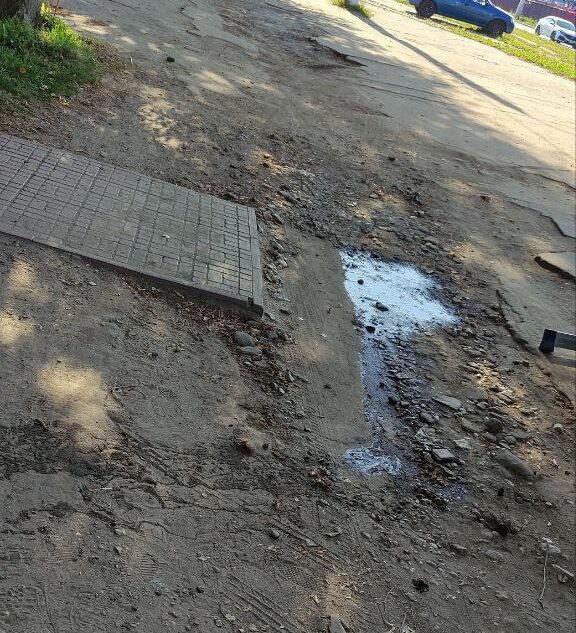 Жители Твери падают на разбитых тротуарах