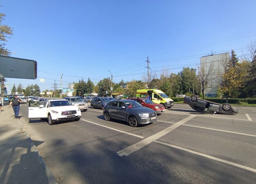 На дороге в Твери перевернулась иномарка