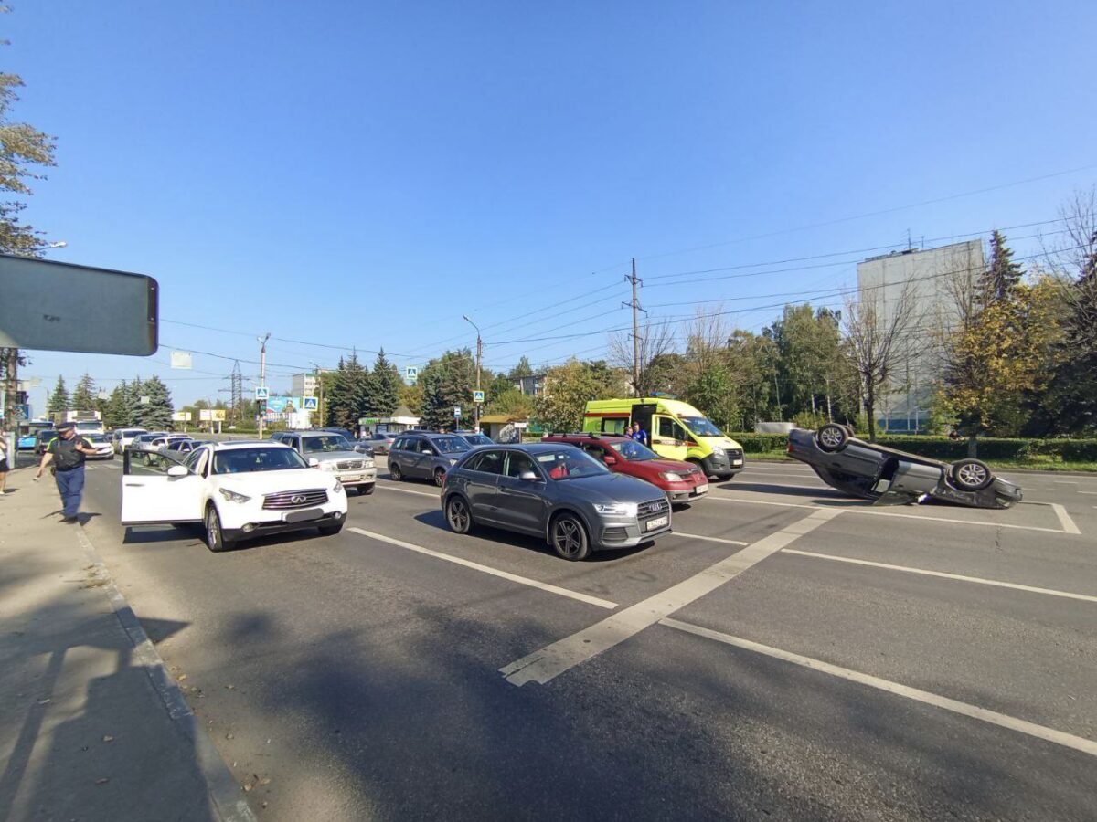 На дороге в Твери перевернулась иномарка