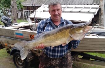 После долгого поединка с огромной рыбой житель Тверской области её поймал