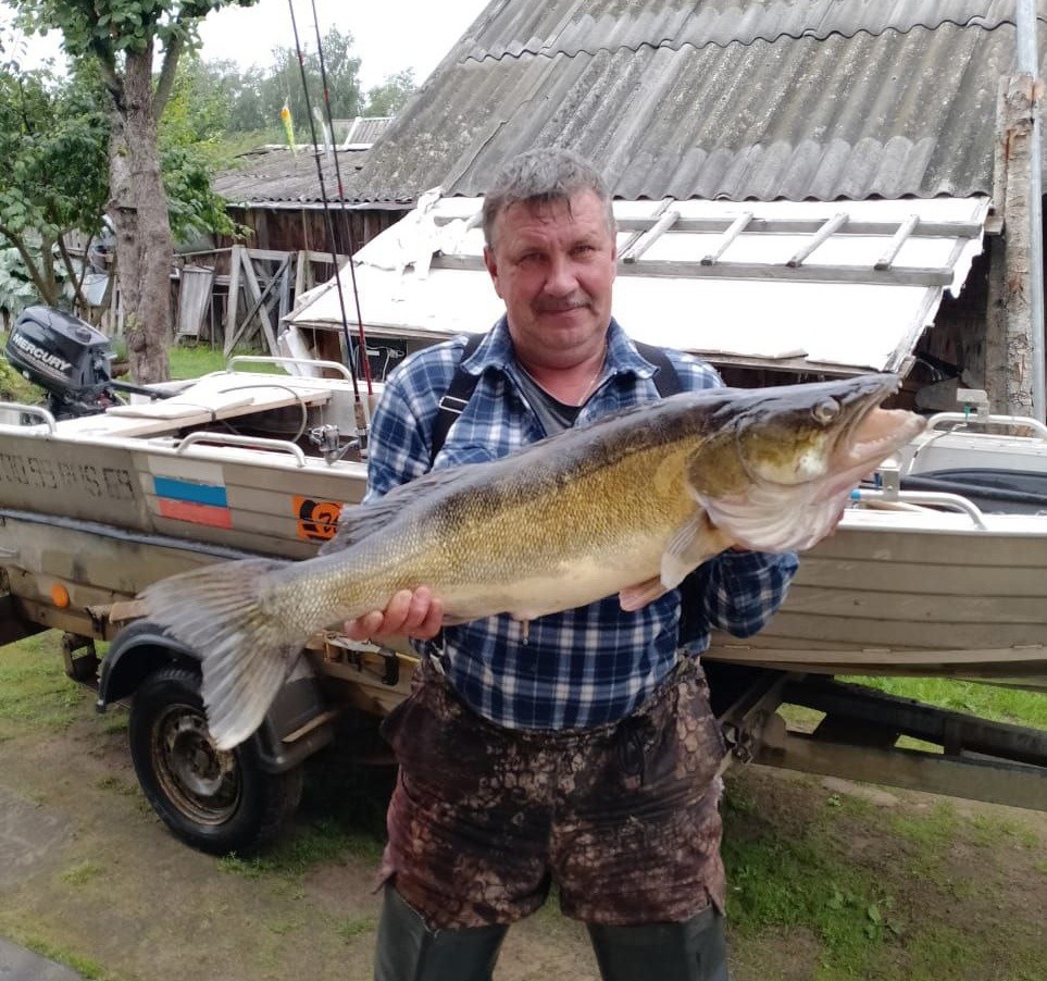 После долгого поединка с огромной рыбой житель Тверской области её поймал