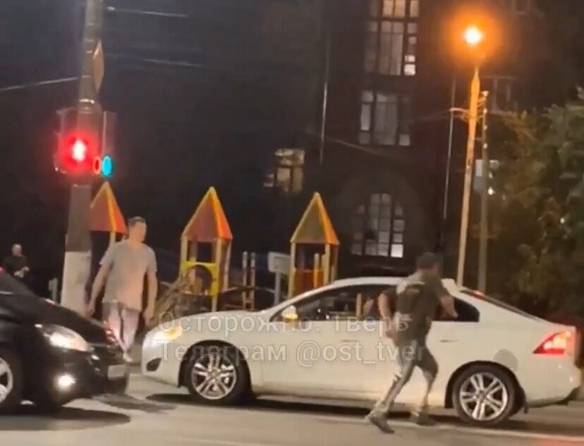 В Твери неадекватный мужчина бегает за людьми с ножом
