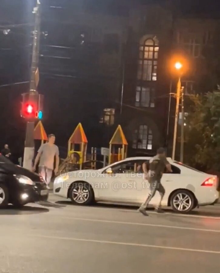 В Твери неадекватный мужчина бегает за людьми с ножом