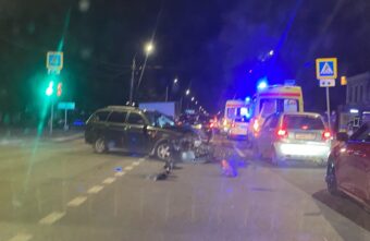 Во время аварии на набережной в Твери вдребезги разбилась иномарка