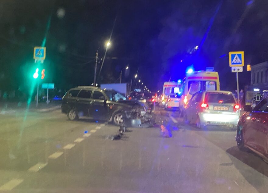 Во время аварии на набережной в Твери вдребезги разбилась иномарка