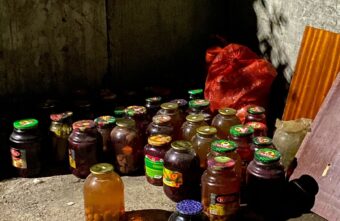 На помойке в Твери массово раздают банки с компотом