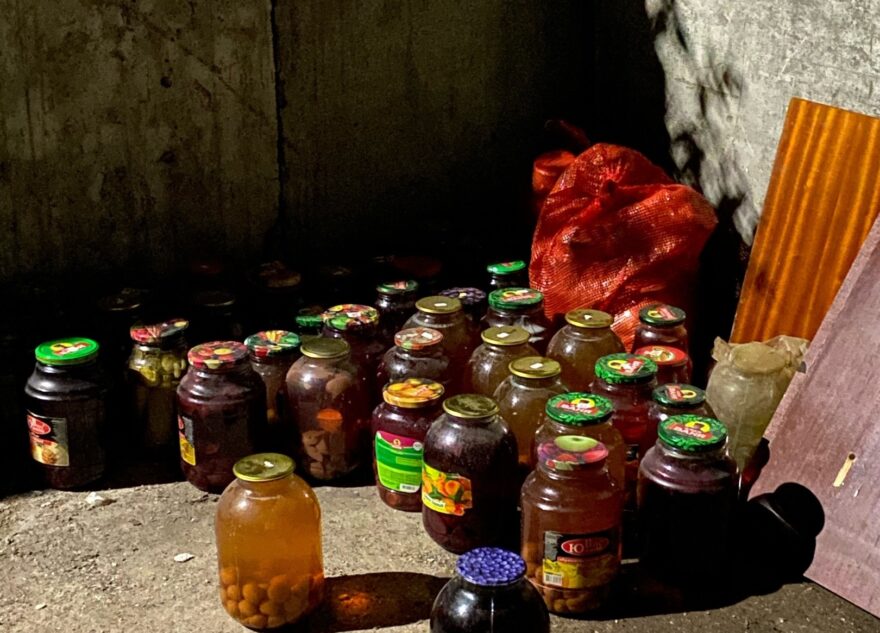 На помойке в Твери массово раздают банки с компотом