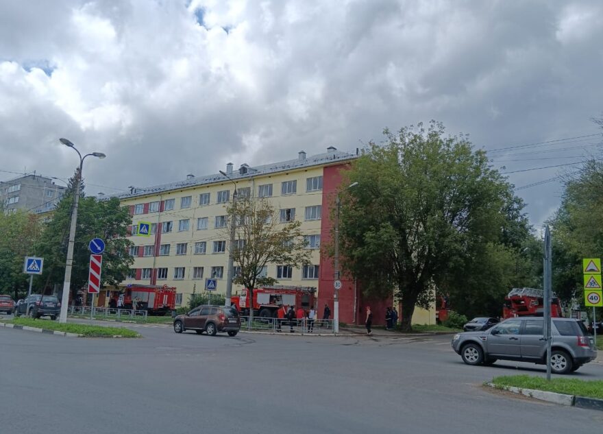 В Твери оперативно ликвидировали пожар в здании общежития