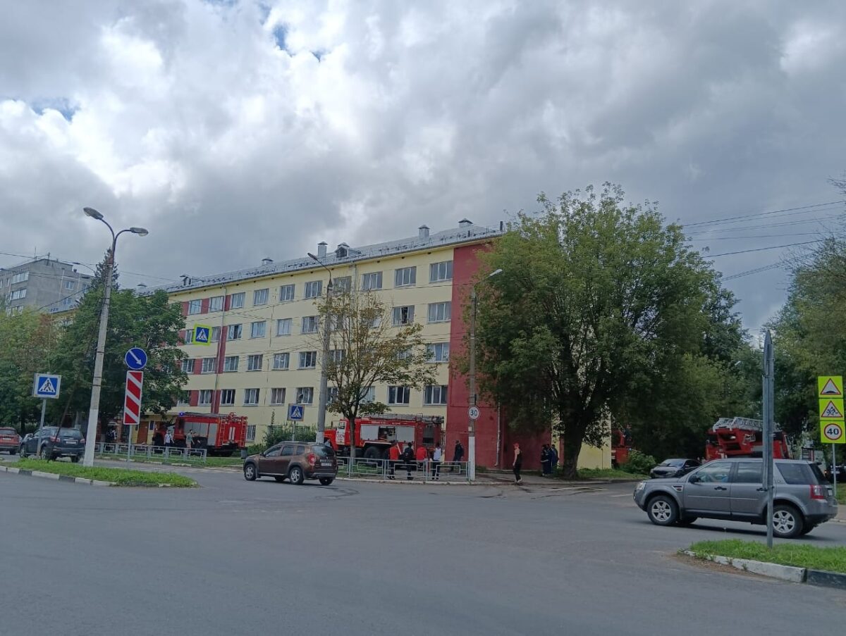 В Твери оперативно ликвидировали пожар в здании общежития