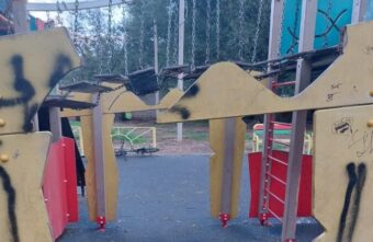 В Тверской области детская площадка разваливается на глазах у жителей