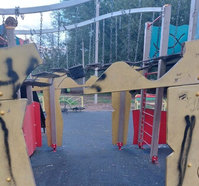 В Тверской области детская площадка разваливается на глазах у жителей