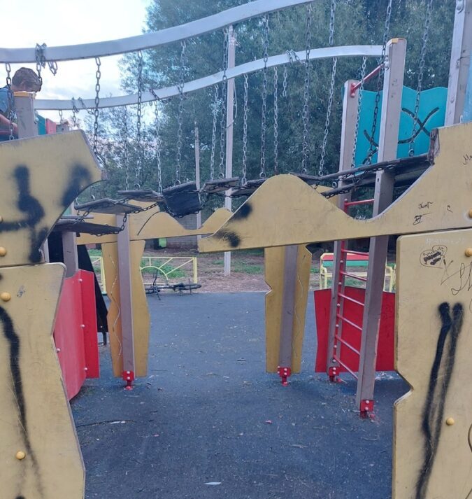 В Тверской области детская площадка разваливается на глазах у жителей