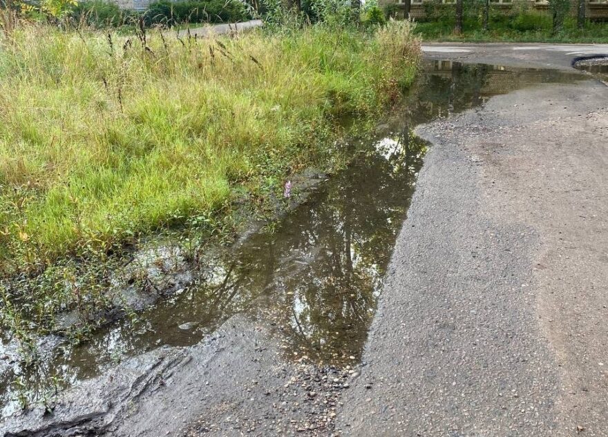 Посреди города в Тверской области образовалось болото