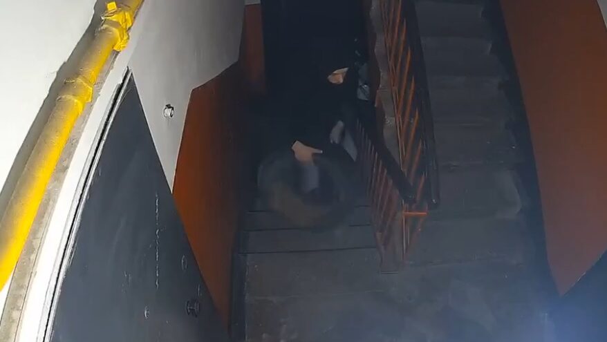 В сети появилось видео поджога в подъезде на Фадеева в Твери В сети появилось видео поджога в подъезде на Фадеева в Твери