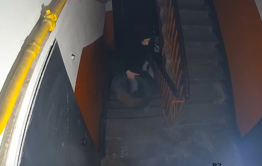 В сети появилось видео поджога в подъезде на Фадеева в Твери