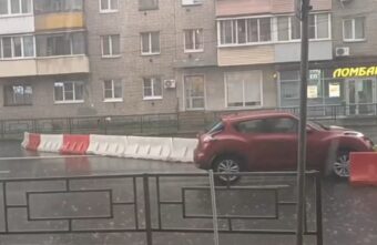 В Твери из-за дождя уплыло дорожное ограждение и перекрыло дорогу В Твери из-за дождя уплыло дорожное ограждение и перекрыло дорогу
