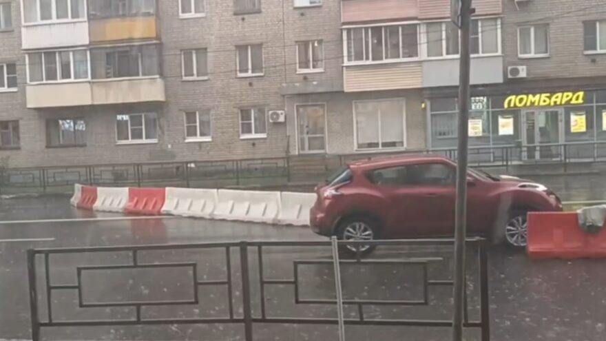 В Твери из-за дождя уплыло дорожное ограждение и перекрыло дорогу В Твери из-за дождя уплыло дорожное ограждение и перекрыло дорогу