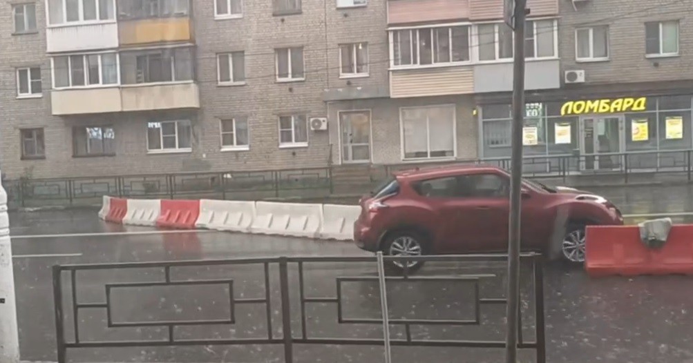 В Твери из-за дождя уплыло дорожное ограждение и перекрыло дорогу В Твери из-за дождя уплыло дорожное ограждение и перекрыло дорогу