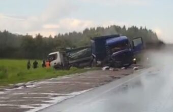 В Тверской области два грузовика улетели в кювет В Тверской области два грузовика улетели в кювет