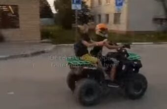 Под Тверью двое детей на квадроциклах поливают жителей водой Под Тверью двое детей на квадроциклах поливают жителей водой