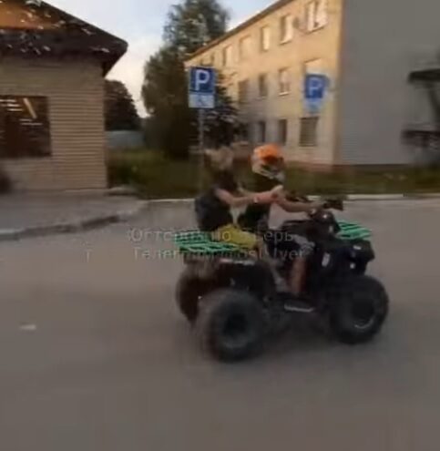 Под Тверью двое детей на квадроциклах поливают жителей водой Под Тверью двое детей на квадроциклах поливают жителей водой