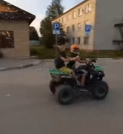 Под Тверью двое детей на квадроциклах поливают жителей водой Под Тверью двое детей на квадроциклах поливают жителей водой