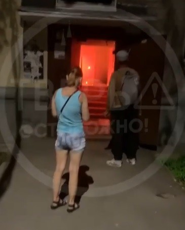 В Твери на Фадеева горит подъезд дома