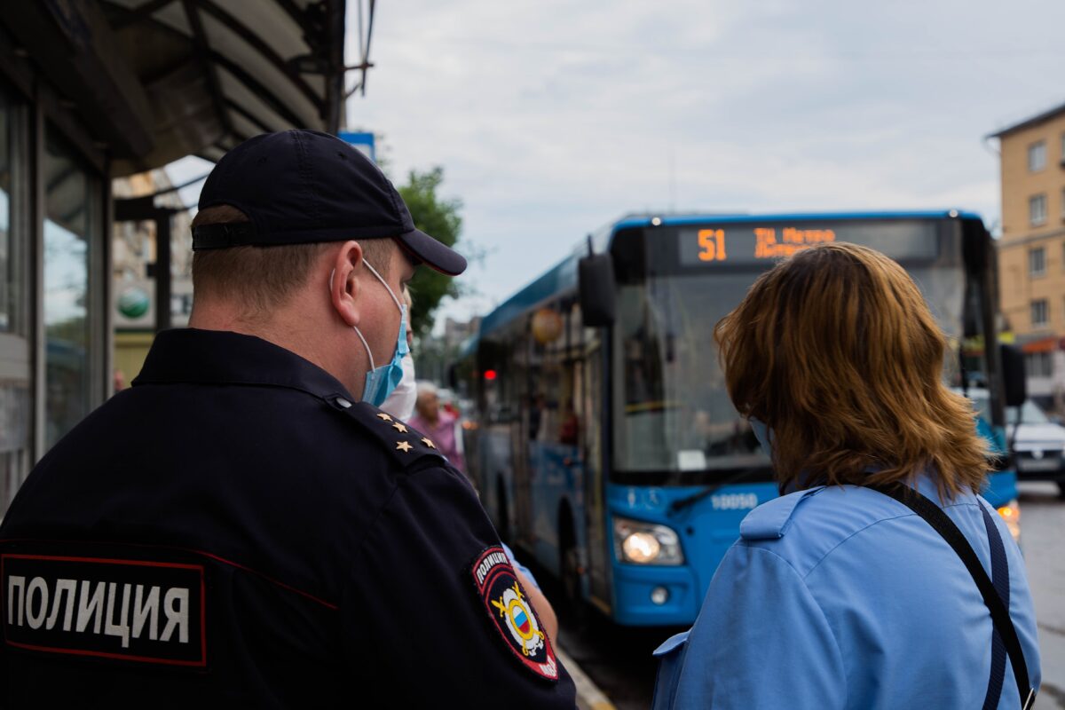 В Твери безбилетники, убегая от контроллеров, снесли с ног бабушку