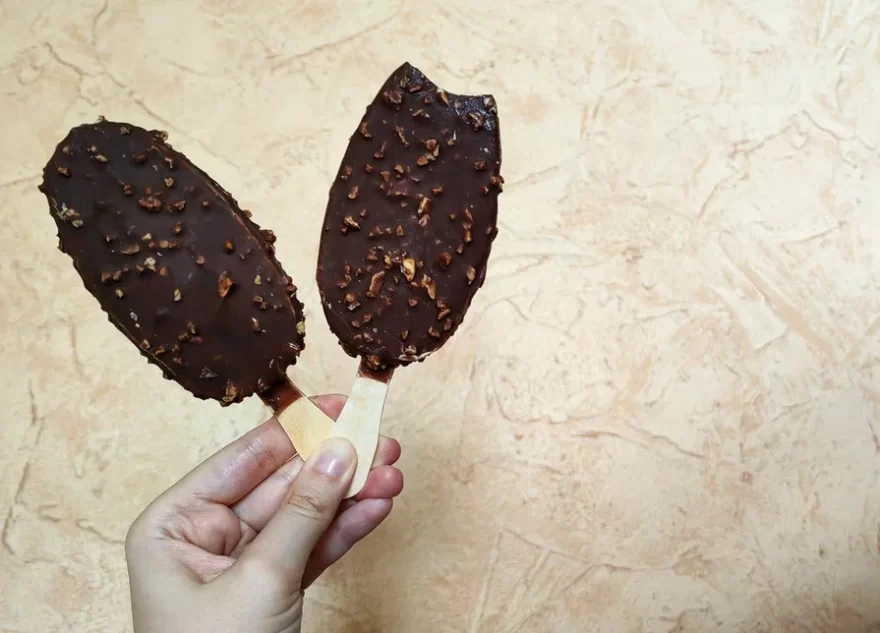 Врач рассказала, кому нельзя есть мороженое