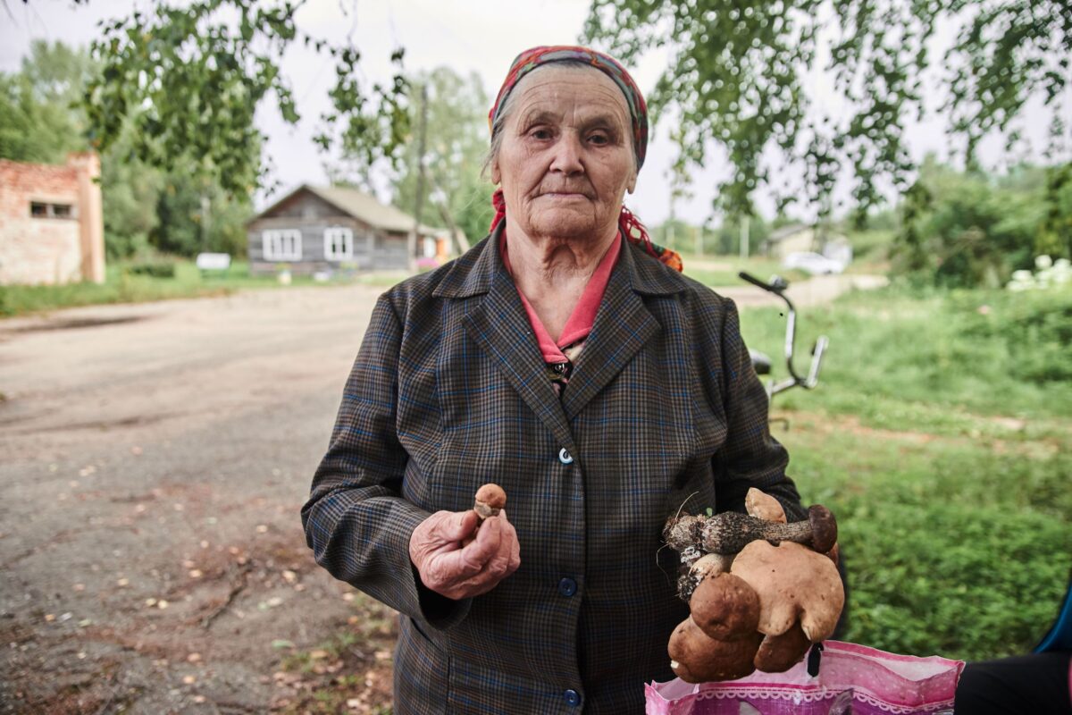 Грибники Тверской области возвращаются из леса с полными корзинами и ведрами