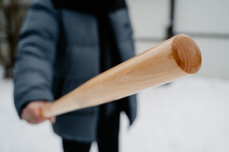 В Тверской области пьяная девушка битой разбила лицо подруге