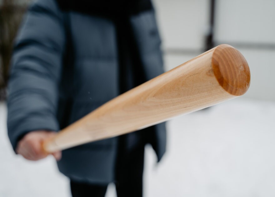 В Тверской области пьяная девушка битой разбила лицо подруге