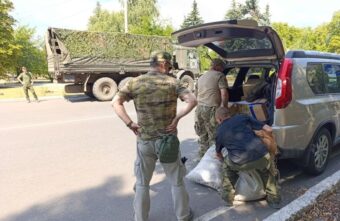 На фронт ушел караван из 5 машин, загруженных гуманитарной помощью и военным имуществом На фронт ушел караван из 5 машин, загруженных гуманитарной помощью и военным имуществом