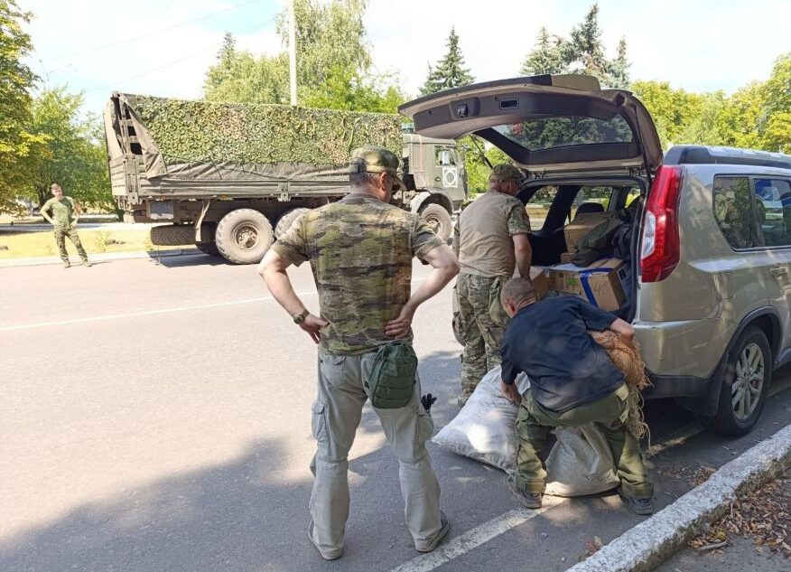 На фронт ушел караван из 5 машин, загруженных гуманитарной помощью и военным имуществом