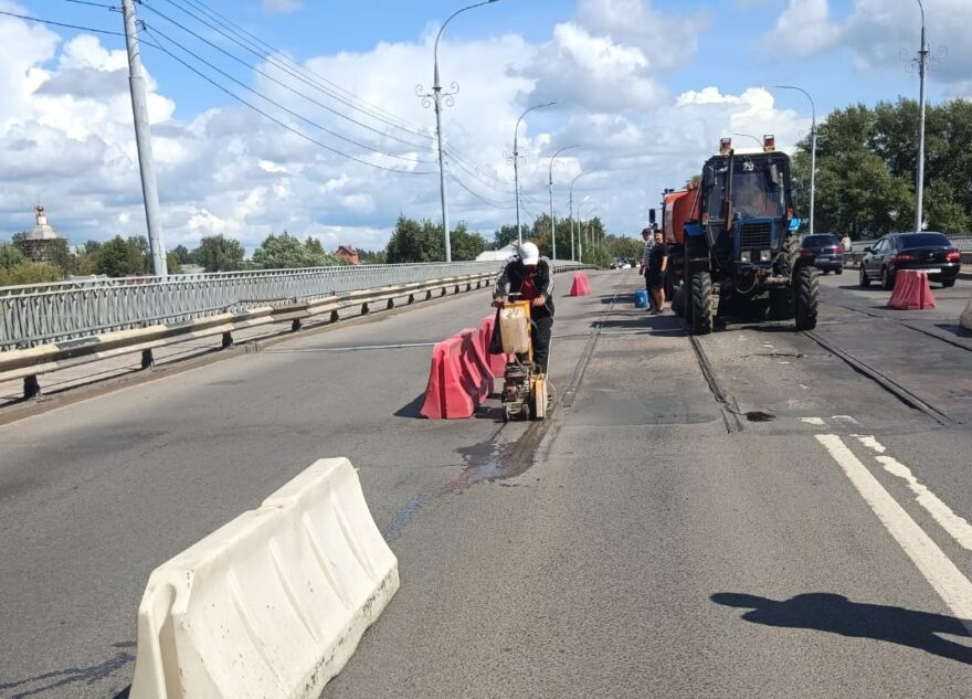 На мосту в Твери ограничили движение автотранспорта На мосту в Твери ограничили движение автотранспорта