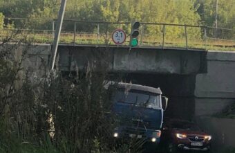 В Тверской области бетономешалка застряла под виадуком