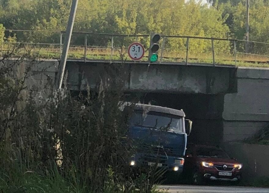 В Тверской области бетономешалка застряла под виадуком