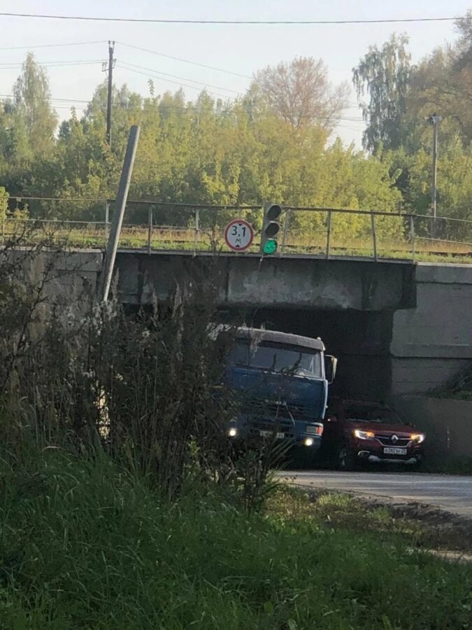 В Тверской области бетономешалка застряла под виадуком