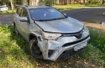 Женщина-водитель на автомобиле «Форд» устроила в Твери ДТП Женщина-водитель на автомобиле «Форд» устроила в Твери ДТП