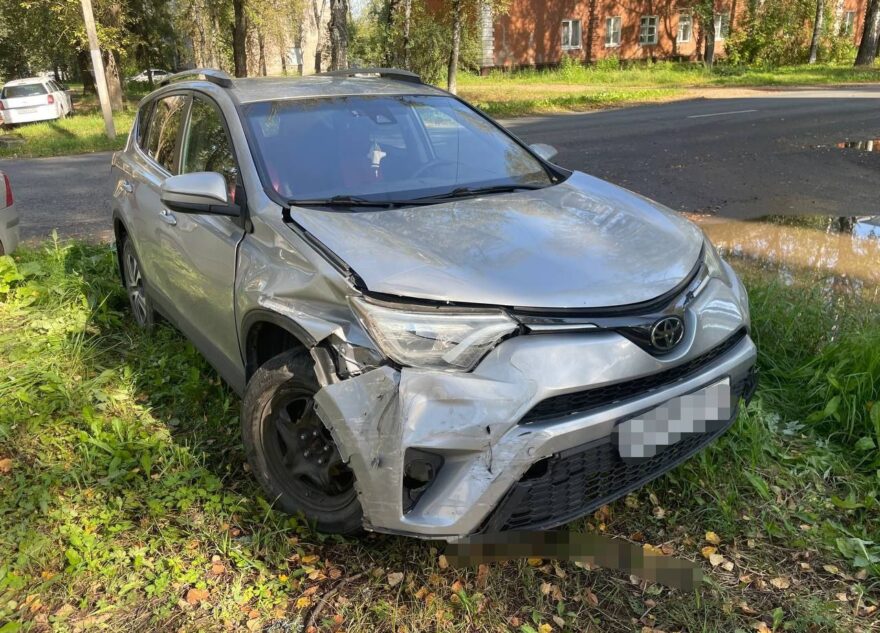 Женщина-водитель на автомобиле «Форд» устроила в Твери ДТП Женщина-водитель на автомобиле «Форд» устроила в Твери ДТП