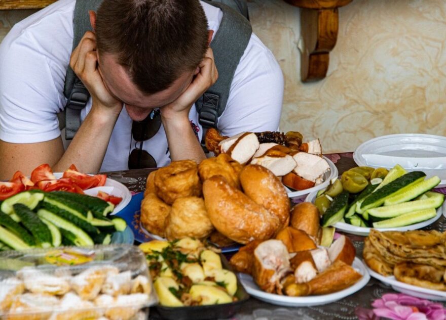 Врач рассказал о вреде обеда перед телевизором