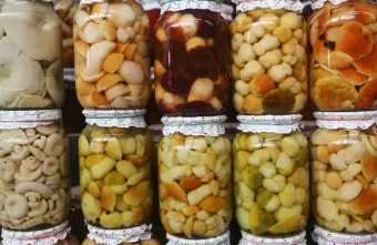 Россиянам рассказали о смертельной опасности закрутки банок с грибами